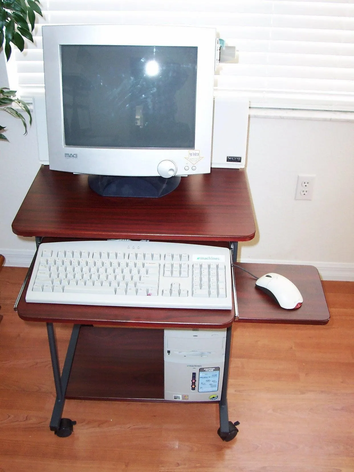 STS5806 24" Small Computer Desk with keyboard tray for small spaces